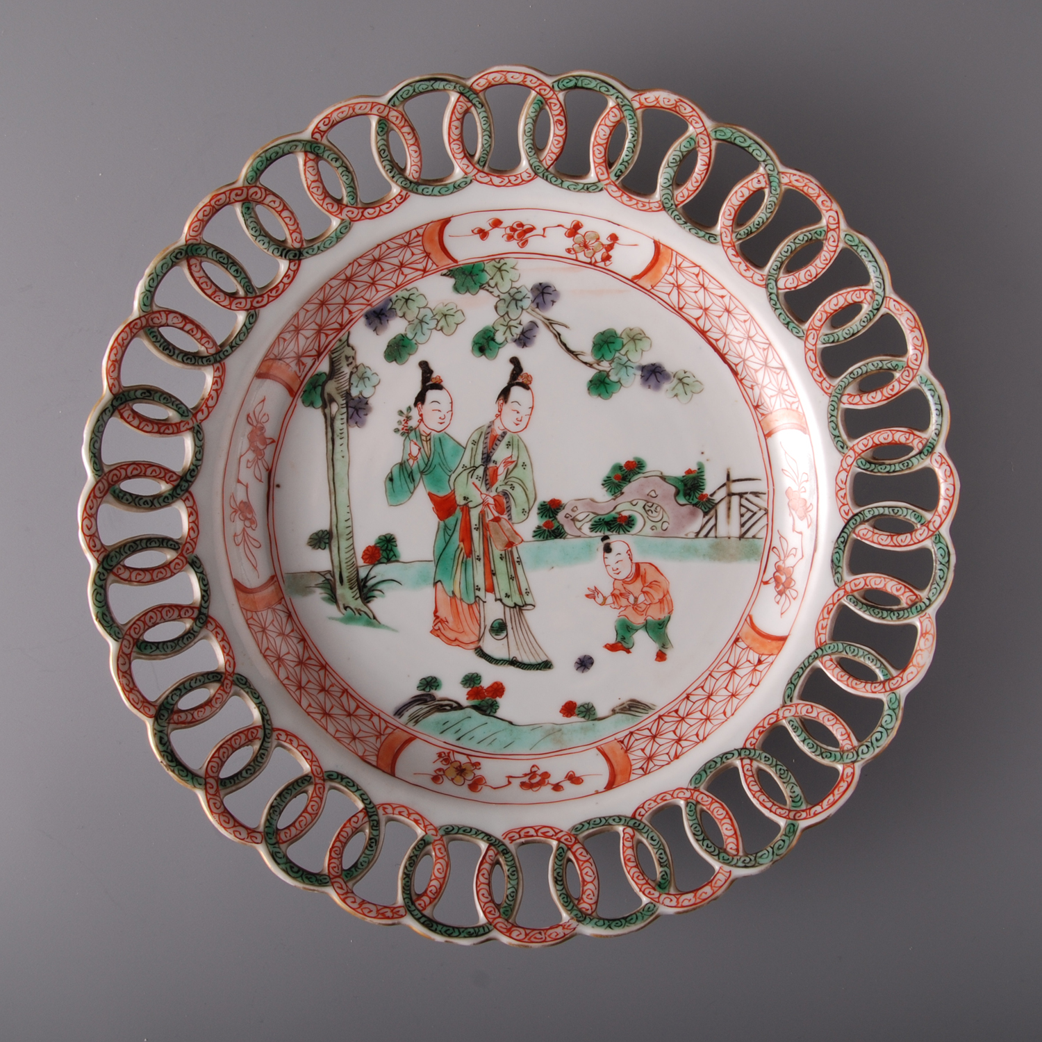 Dish openwork rim